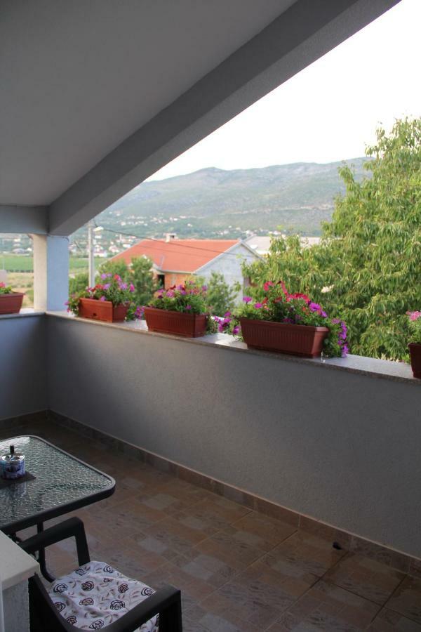 Holiday Home Flora موستار المظهر الخارجي الصورة