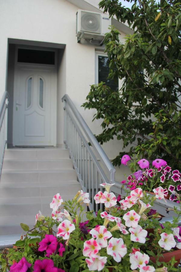 Holiday Home Flora موستار المظهر الخارجي الصورة
