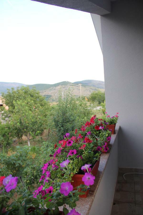 Holiday Home Flora موستار المظهر الخارجي الصورة