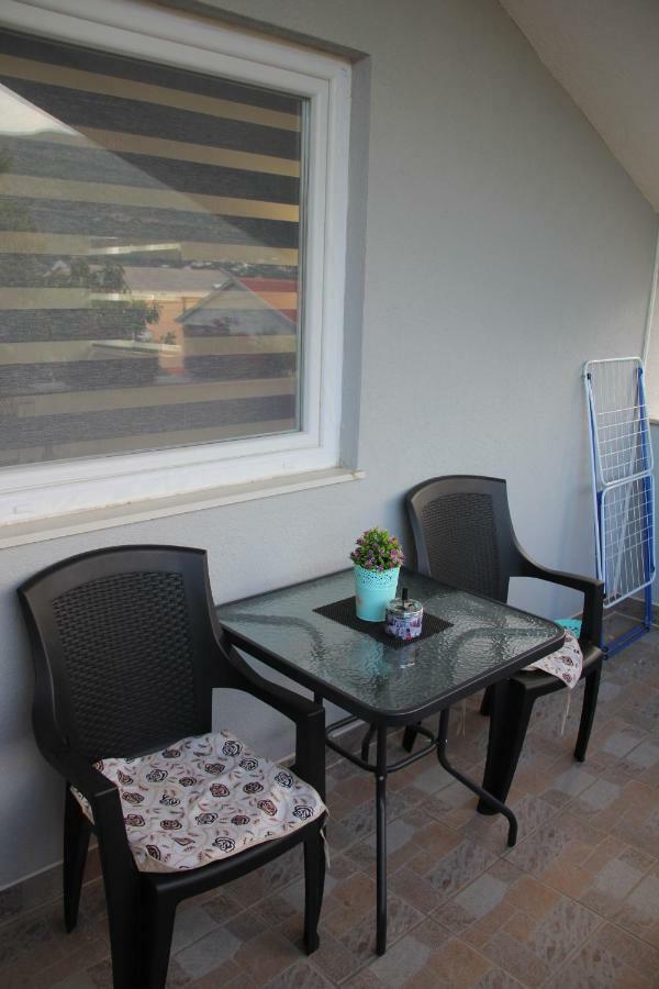 Holiday Home Flora موستار المظهر الخارجي الصورة