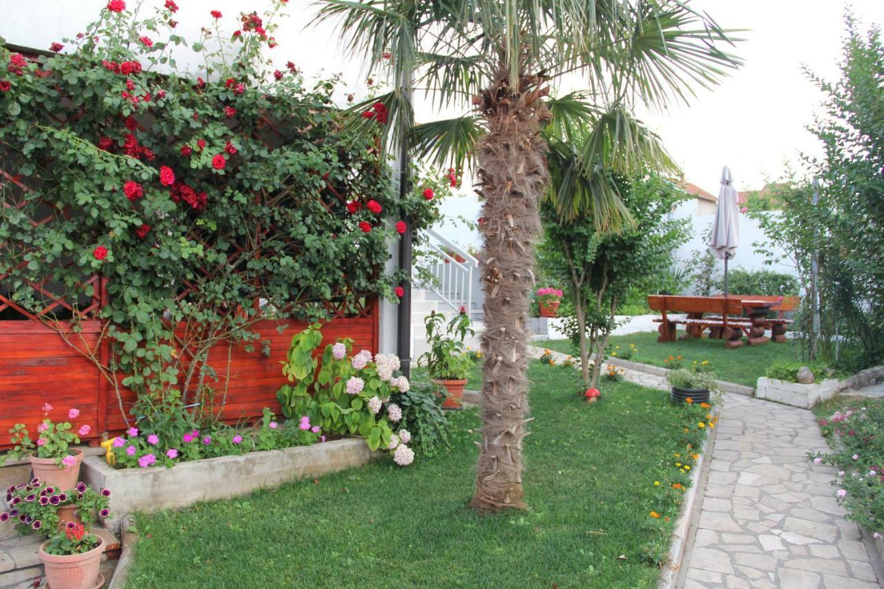 Holiday Home Flora موستار المظهر الخارجي الصورة