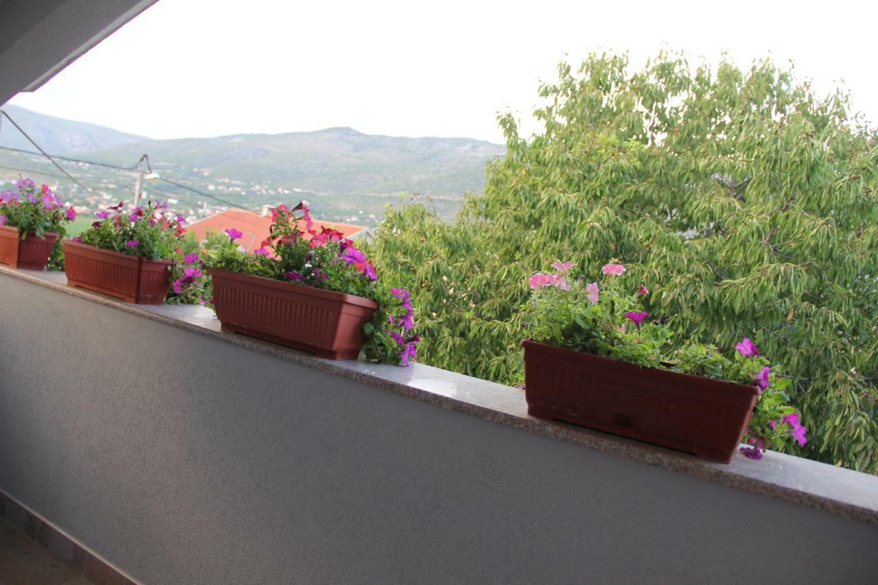 Holiday Home Flora موستار المظهر الخارجي الصورة